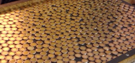 بالصور: ضبط مختبر لتزييف عملات نقدية فئة 10 شيكل بالرملة